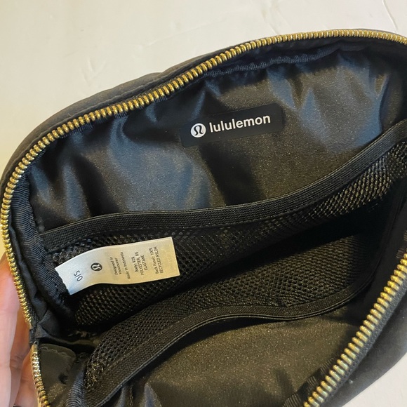 LULULELMON NWT Black Velour Velvet Everywhere Belt Bag Fanny Pack - Picture 4 of 4